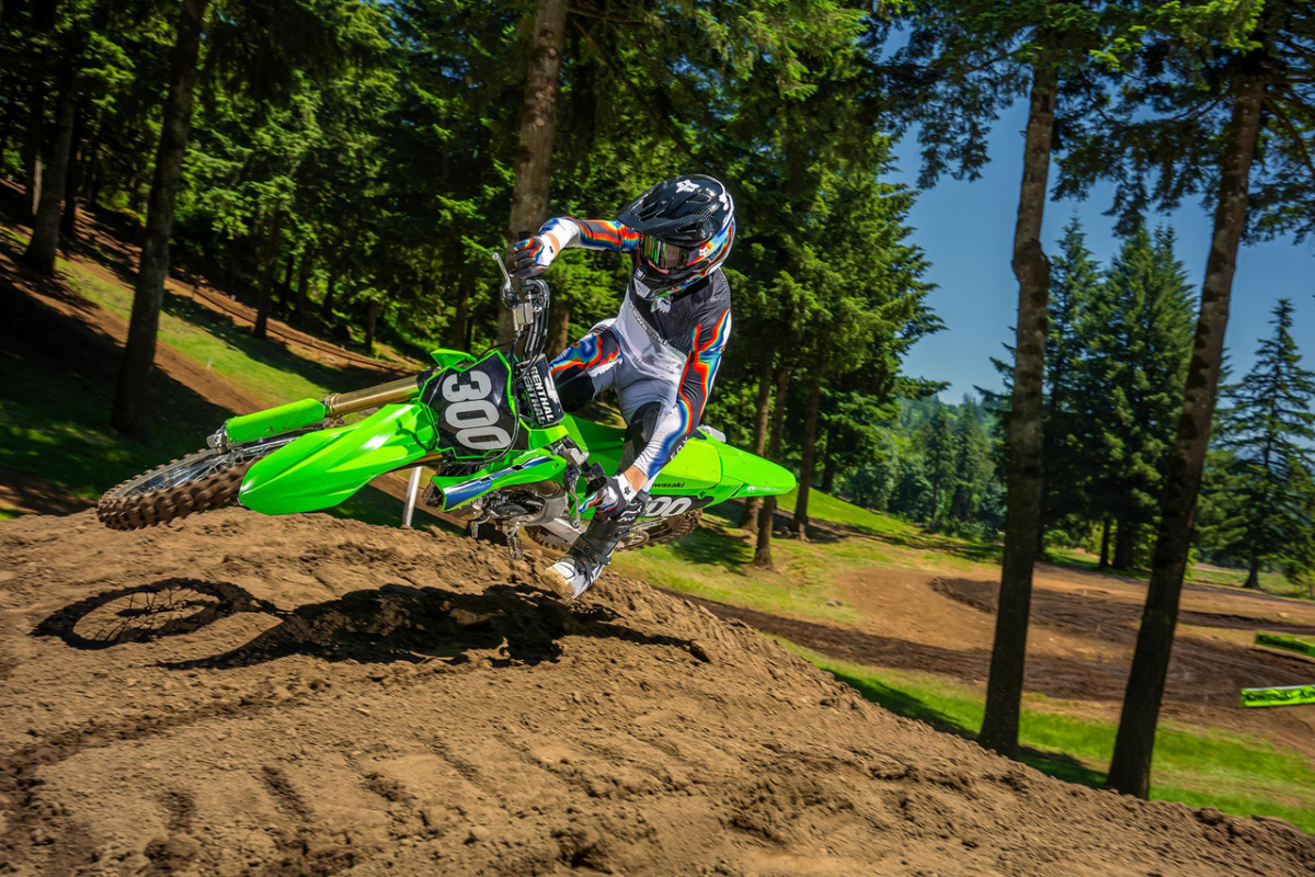 Modos de potência, controle de tração Kawasaki e modo de controle de largada acessados a partir dos botões do punho esquerdo