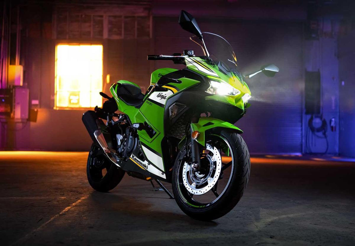 Visual de motocicleta grande inspirada em corridas