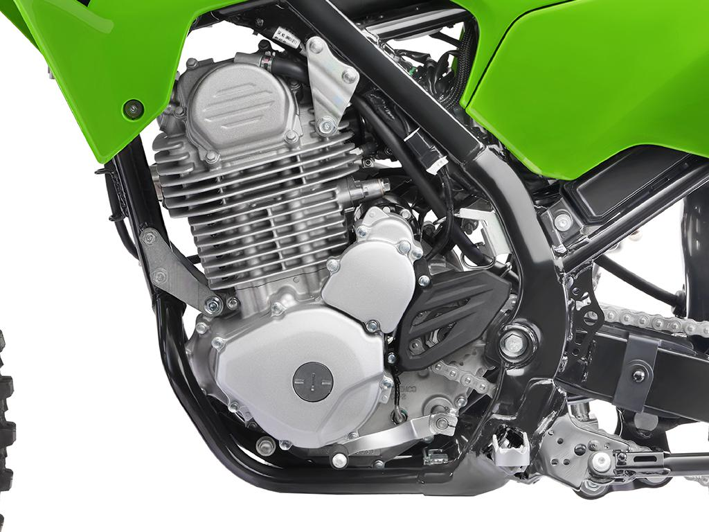 Motor de 233 cm³ com injeção eletrônica, desempenho aprimorado em baixas e médias rotações e balanceiro